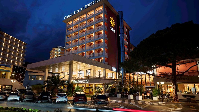grand-hotel-portoroz-outside-hotel-facade-lights-splet
